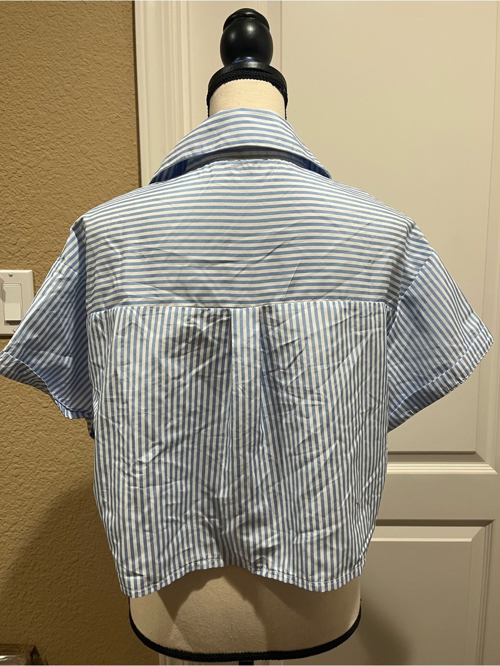 FASHION NOVA BLUE AND WHITE CROPPED BUTTON UP TOP - Picture 3 of 9